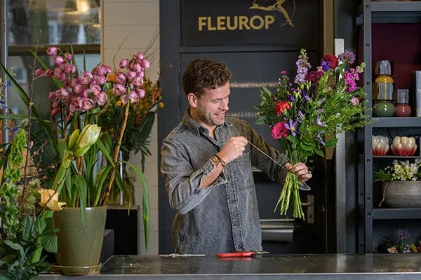 bloemist stefan aan het werk