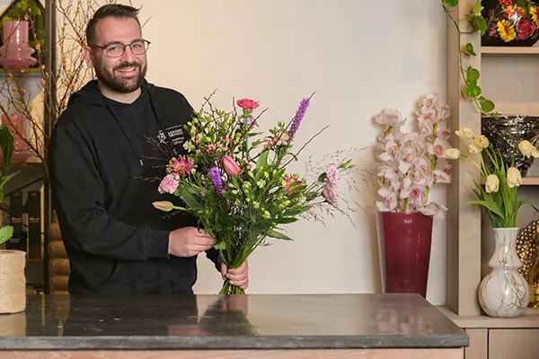 bloemist richard met boeket