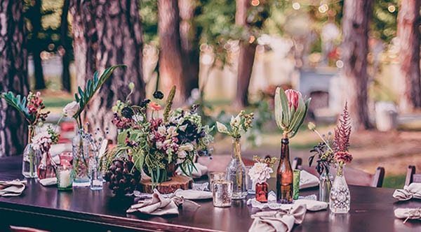 tafeldecoratie-met-bloemen